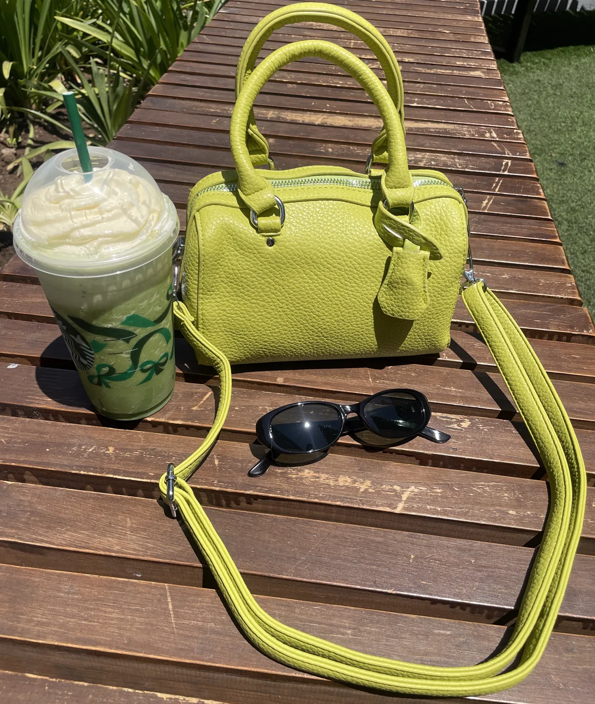 Bolso lima junto a un frappé sobre una mesa de madera