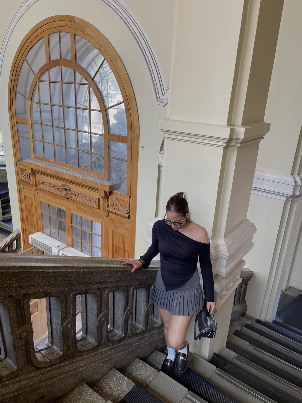 Susana bajando una escalera de mármol