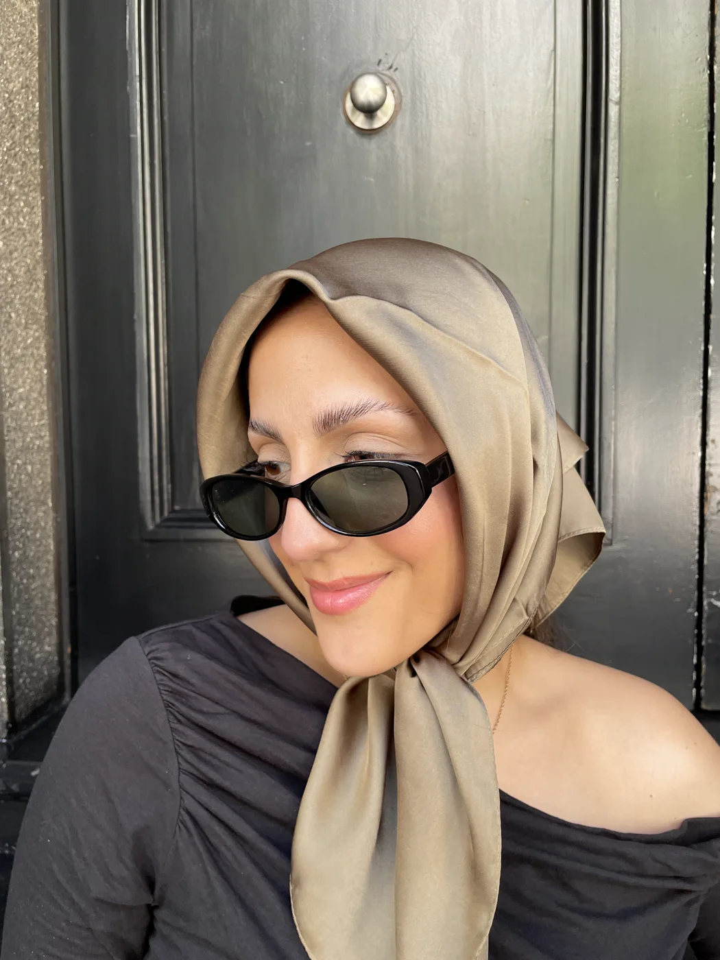 Retrato de Susana con pañuelo y gafas de sol